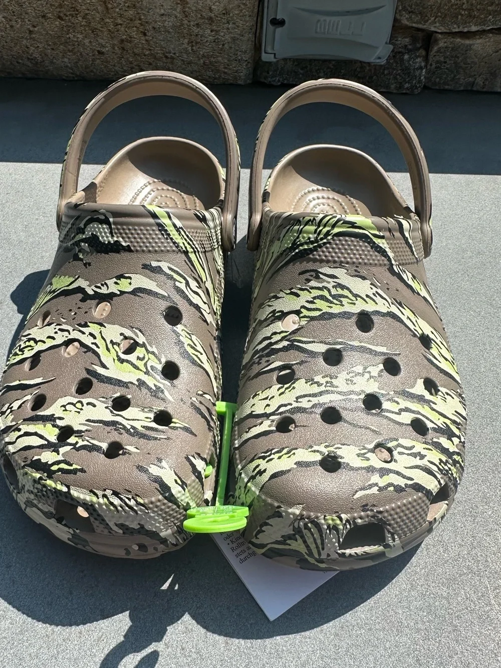 New Men’s Crocs Classic Jungle Camo Clog with Neon Green Highlights Size 11